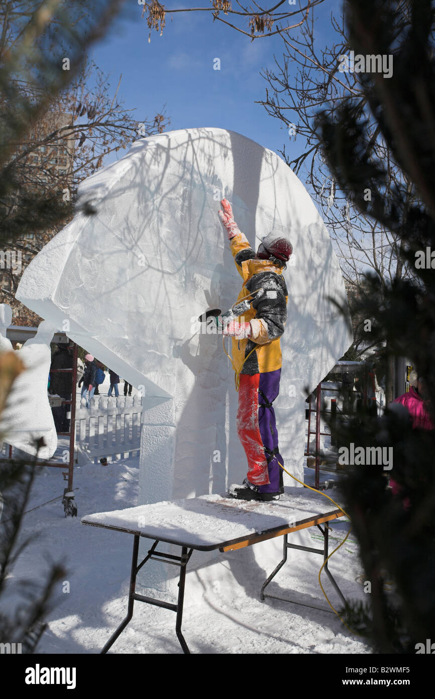 Comment bon est-ce ? Un sculpteur de glace debout sur une table de banquet se sent la finale le retour d'une grande sculpture de glace de Geisha Banque D'Images