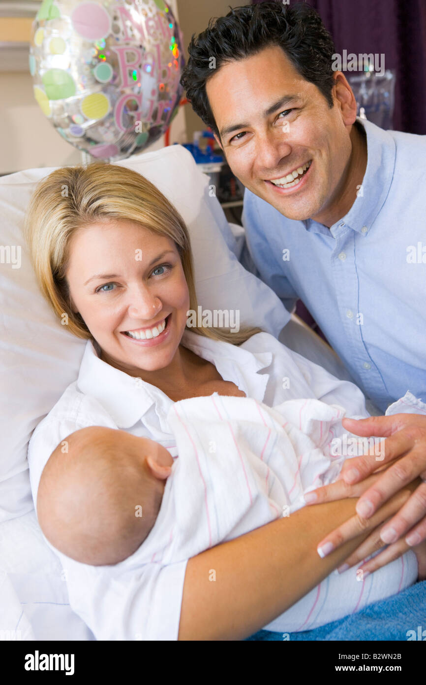 Nouvelle Maman avec bébé et de son mari à l'hôpital, smiling Banque D'Images