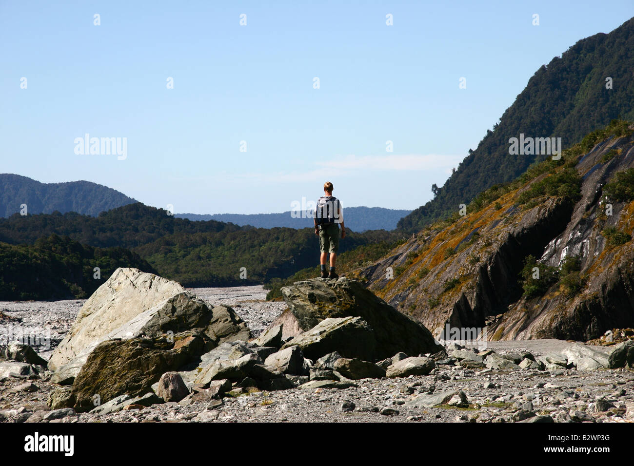 Un visiteur profite du paysage à Franz Josef Glacier NP à Westland, sur la côte ouest de l'île du Sud, Nouvelle-Zélande Banque D'Images