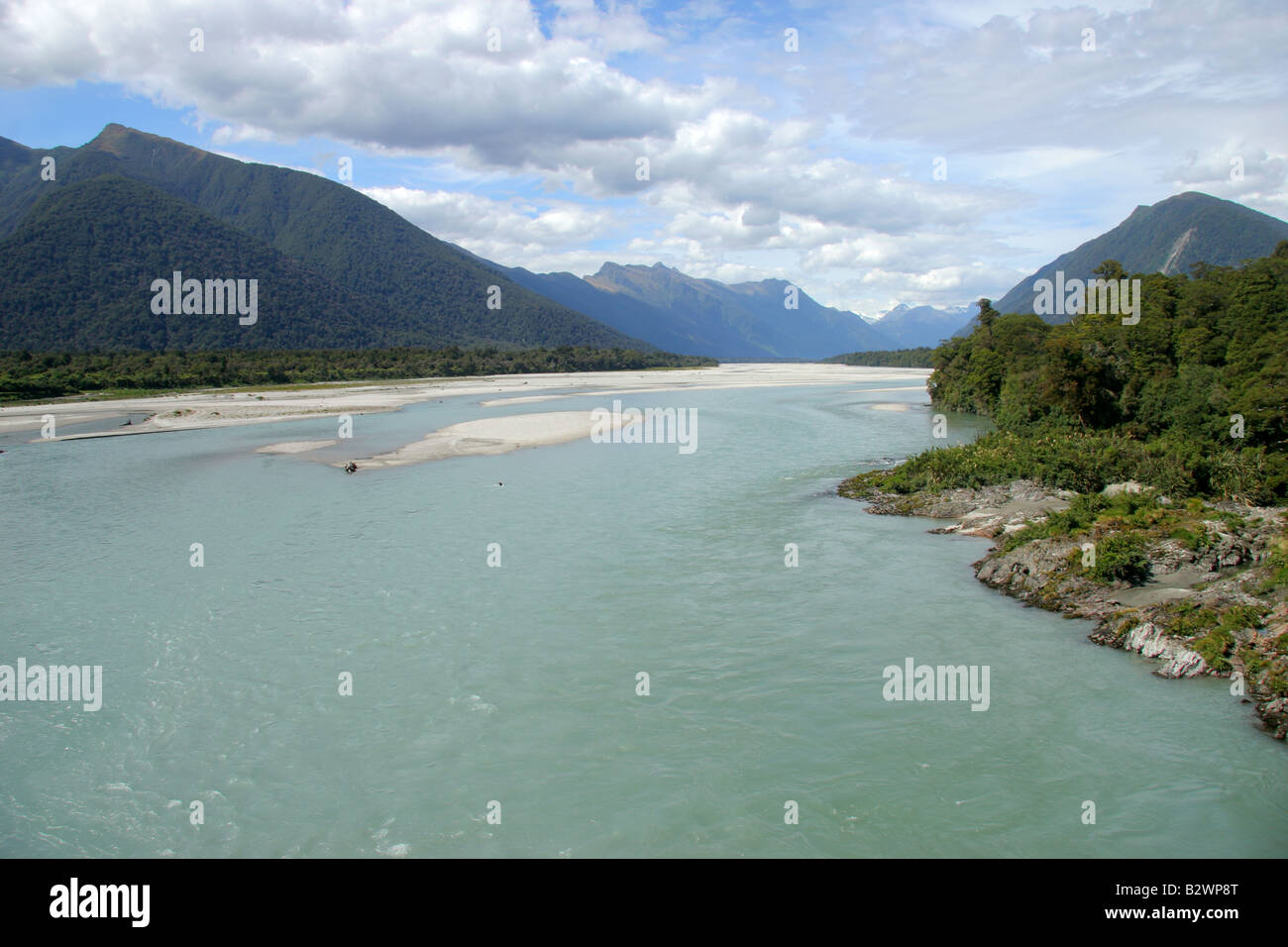 Rivière Arawata, avec vue sur les Alpes du Sud, sur la côte ouest de l'île du Sud, Nouvelle-Zélande Banque D'Images