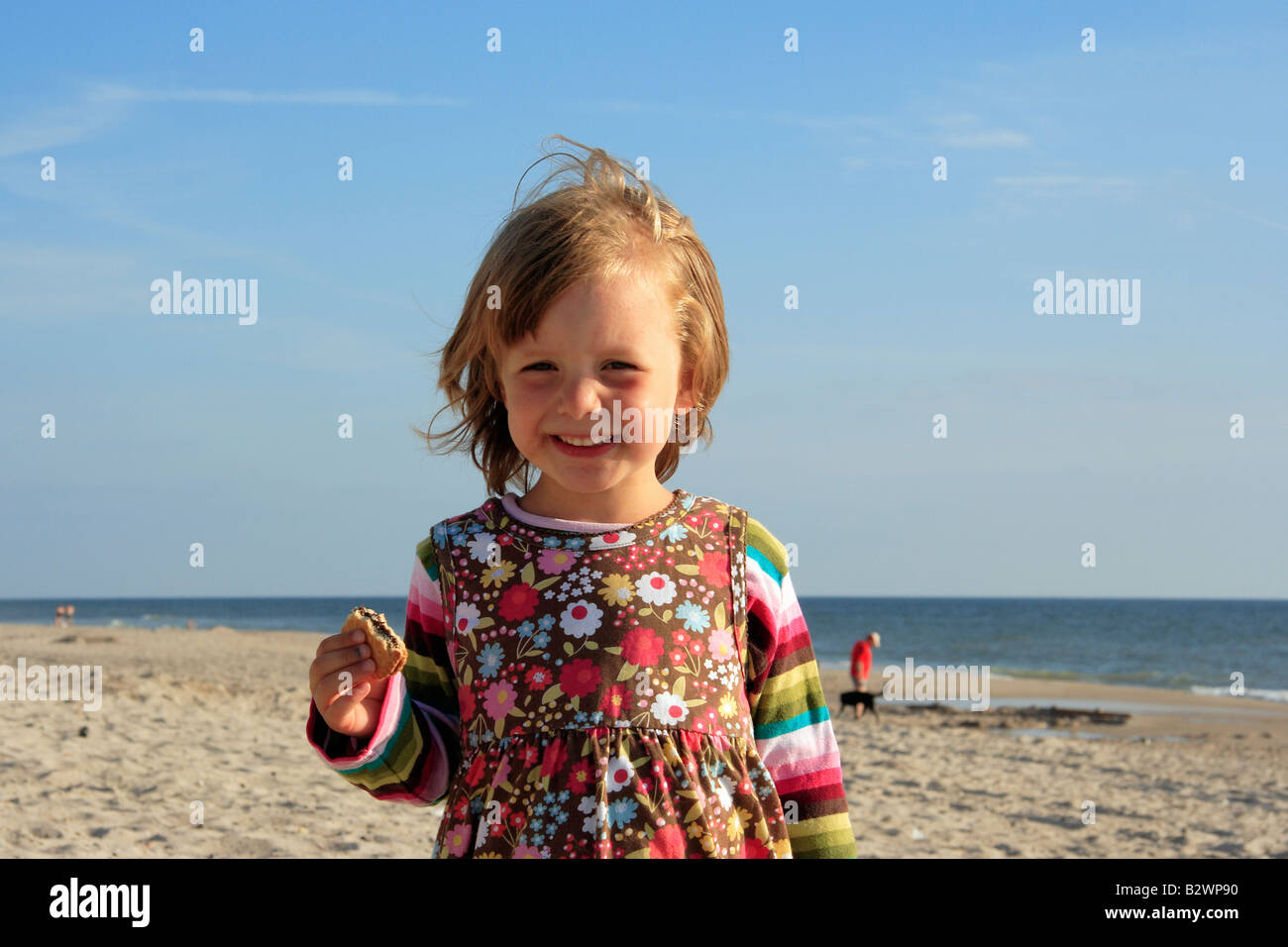 Smiling Girl on a beach Banque D'Images