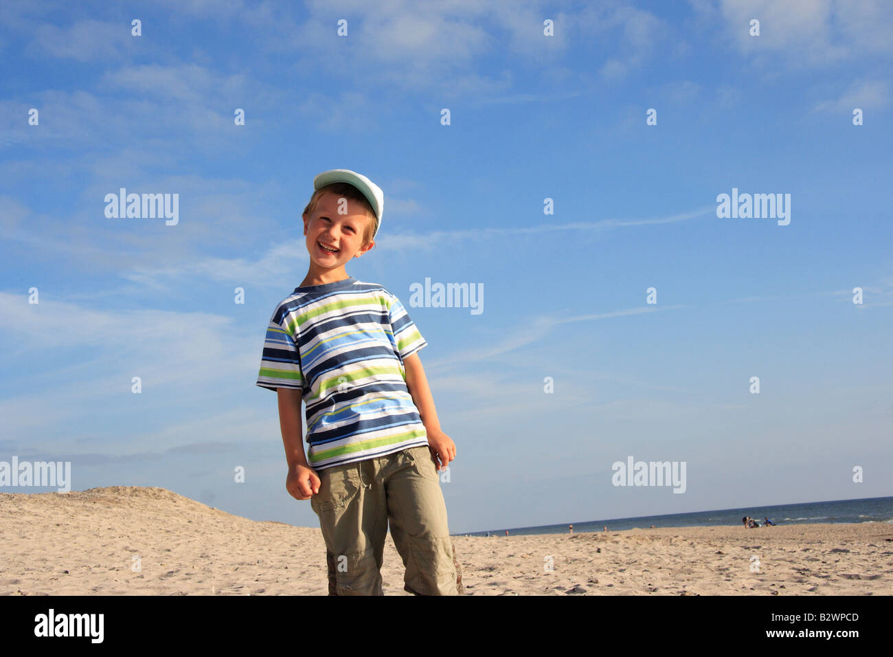 Smiling boy on a beach Banque D'Images