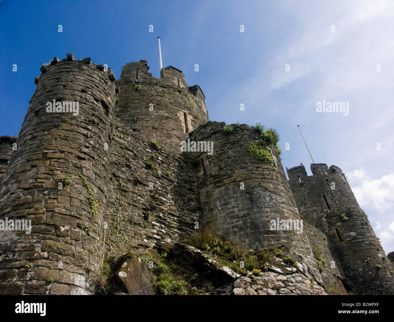 Château de Conwy depuis le nord ouest montrant à la fois le nord-ouest et sud-ouest de tours, le Pays de Galles, Royaume-Uni Banque D'Images Château de Conwy depuis le nord ouest montrant à la fois le nord-ouest et sud-ouest de tours, le Pays de Galles, Royaume-Uni Banque D'Images