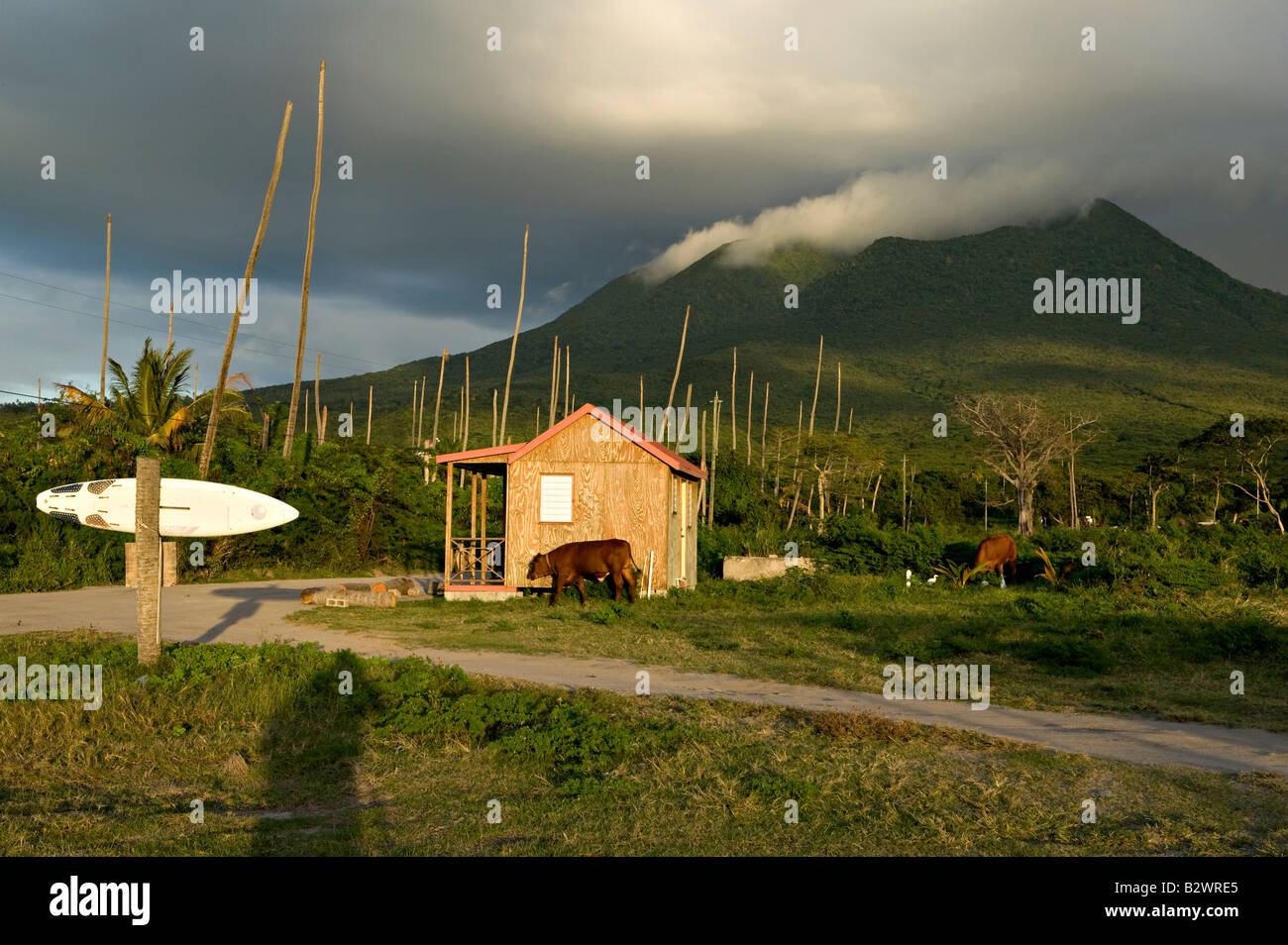 Volcan de Nevis grâce au cloud Banque D'Images