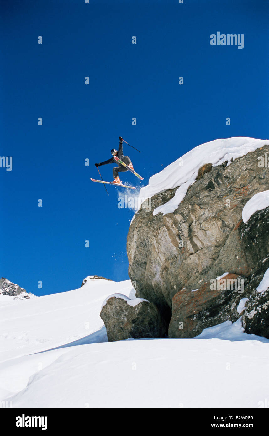 Skier Jumping off cliff (loin) Banque D'Images