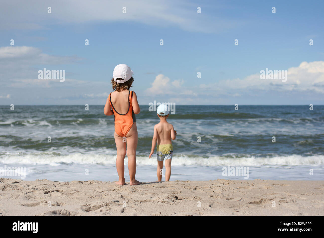 Fille et garçon sur une plage Banque D'Images