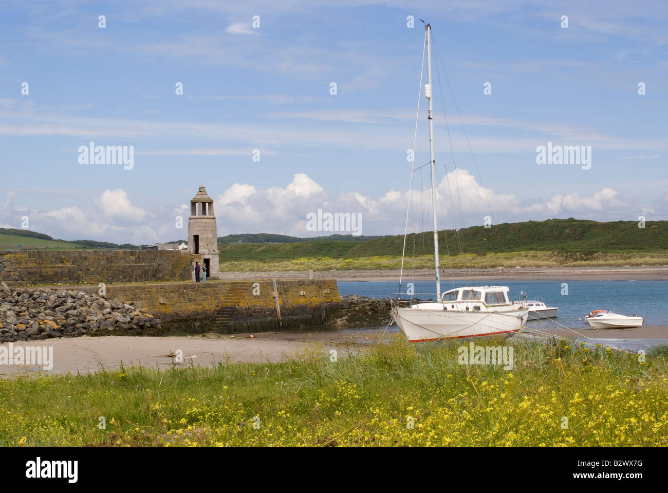 La pierre jetée et phare de granit Vieux Port au Port avec bateaux Logan Dumfries et Galloway Ecosse Royaume-Uni UK Banque D'Images