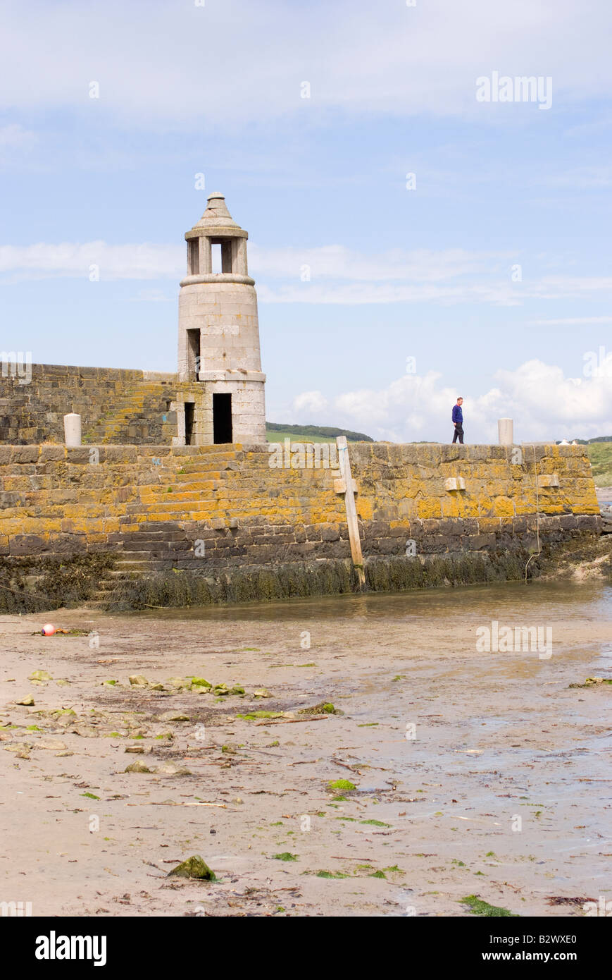 La pierre jetée et phare de granit Vieux Port à Port Port Logan Logan Dumfries et Galloway Ecosse Royaume-Uni UK Banque D'Images