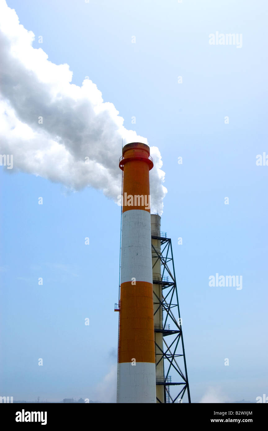 La cheminée d'usine au Japon Banque D'Images