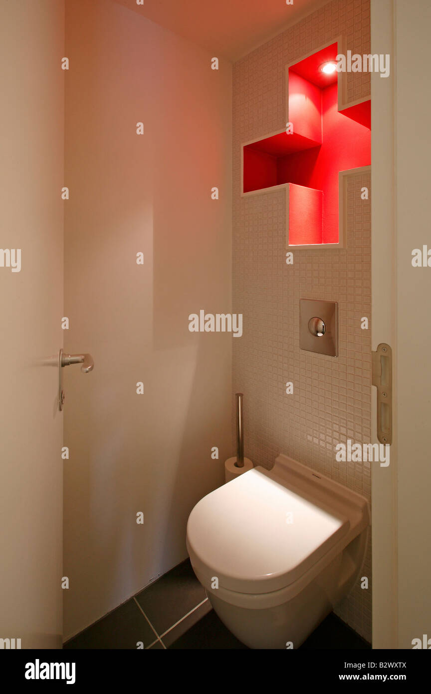 Intérieur d'une toilette avec lampe conçu comme une croix rouge Photo Stock  - Alamy
