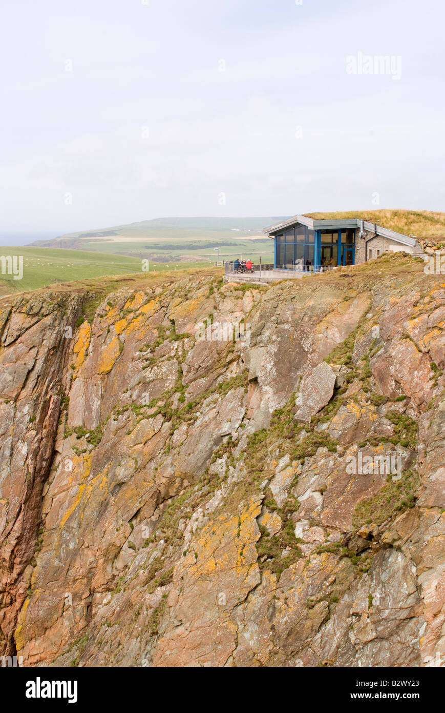 Le café et restaurant couvert de gazon sur le bâtiment de la grauwacke Falaise à Mull of Galloway Dumfries et Galloway Scotland UK Banque D'Images