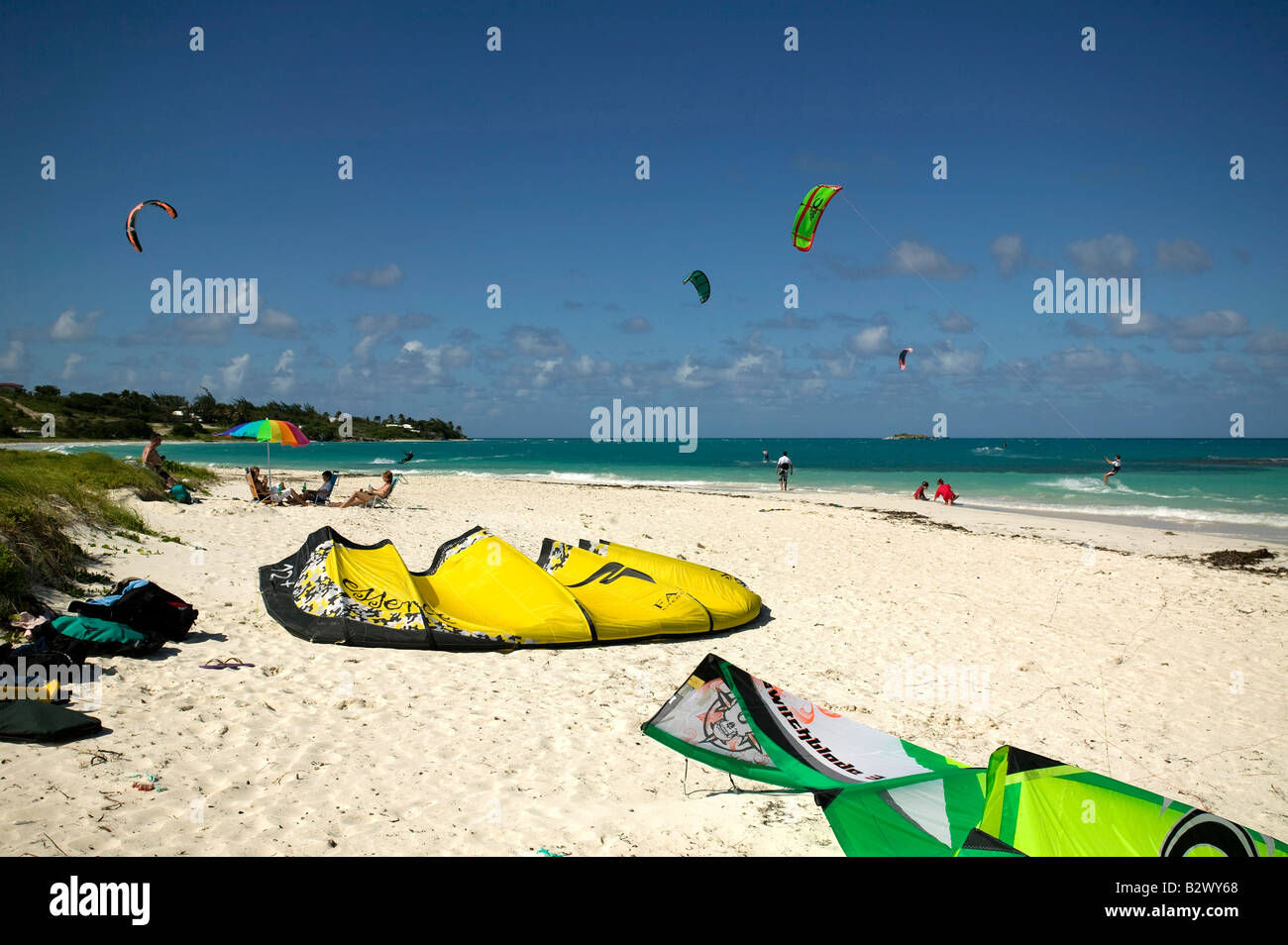 Kite Surf voiles sur Beach Antigua Banque D'Images