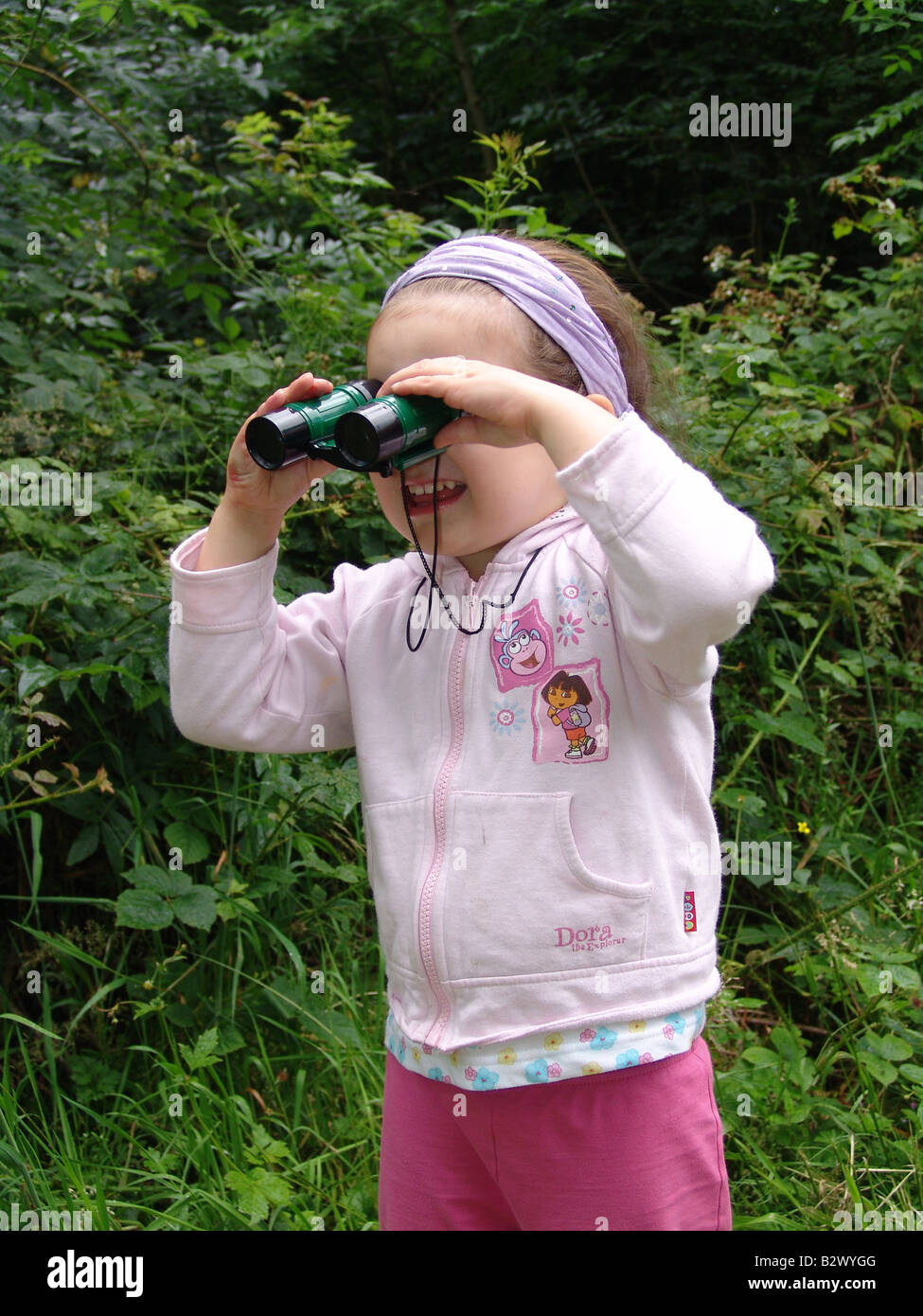 Jeune fille l'observation des oiseaux près de Bridlington, England Banque D'Images