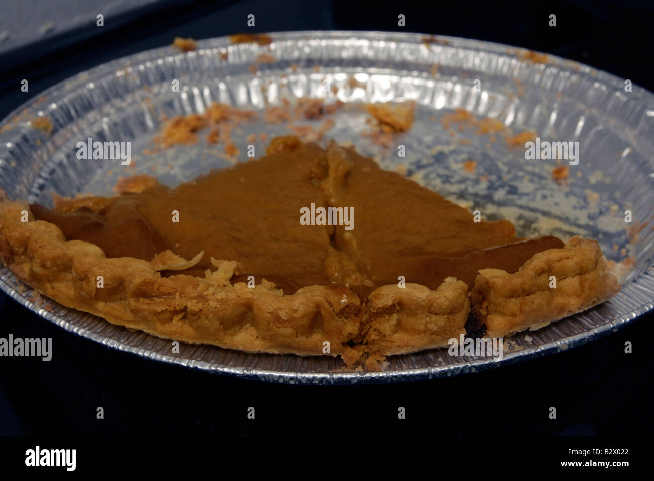 Deux tranches de tarte au potiron restant dans une boîte en fer. Banque D'Images