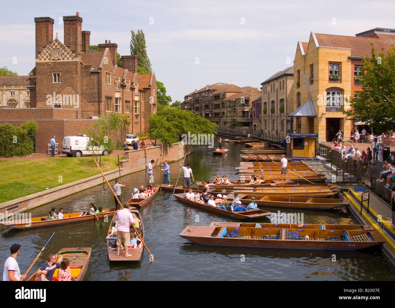 Les touristes en barque sur la rivière Cam à Cambridge, Royaume-Uni Banque D'Images