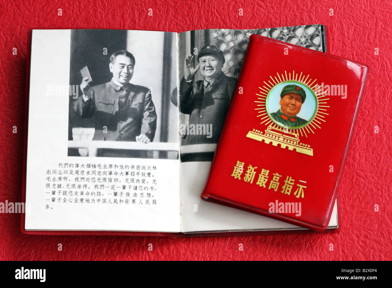 Le président Mao Zedong et le Premier Ministre Zhou Enlai en haut de la Place Tian An Men avec Zhou brandissant le célèbre petit livre rouge de Mao Banque D'Images