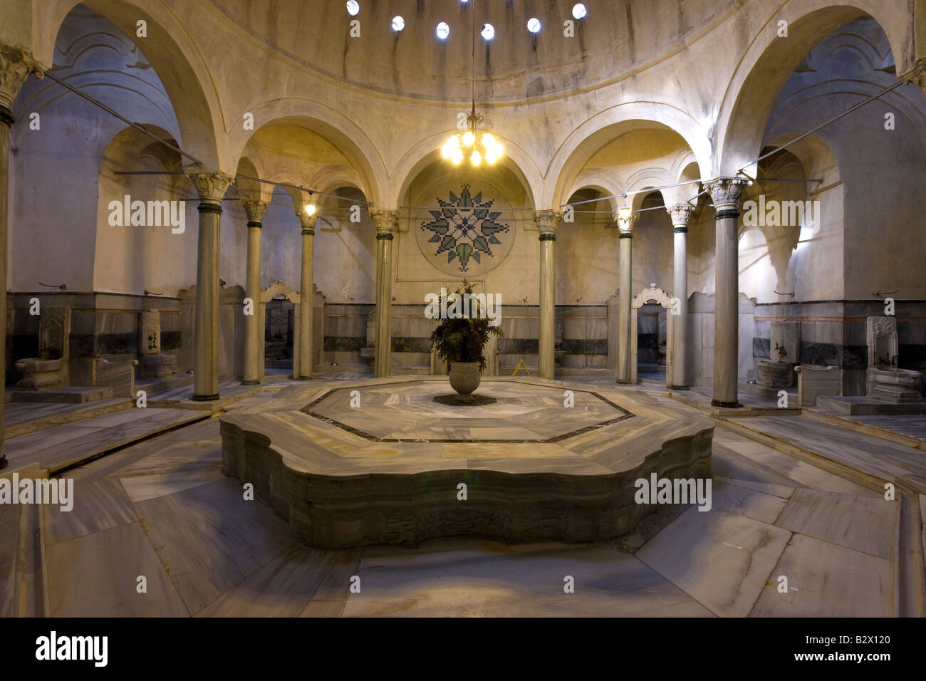 Le Hamam Cagaloglu Hammam, vue de l'intérieur de la zone de massage hammam classique sur le centre en, Istanbul Banque D'Images
