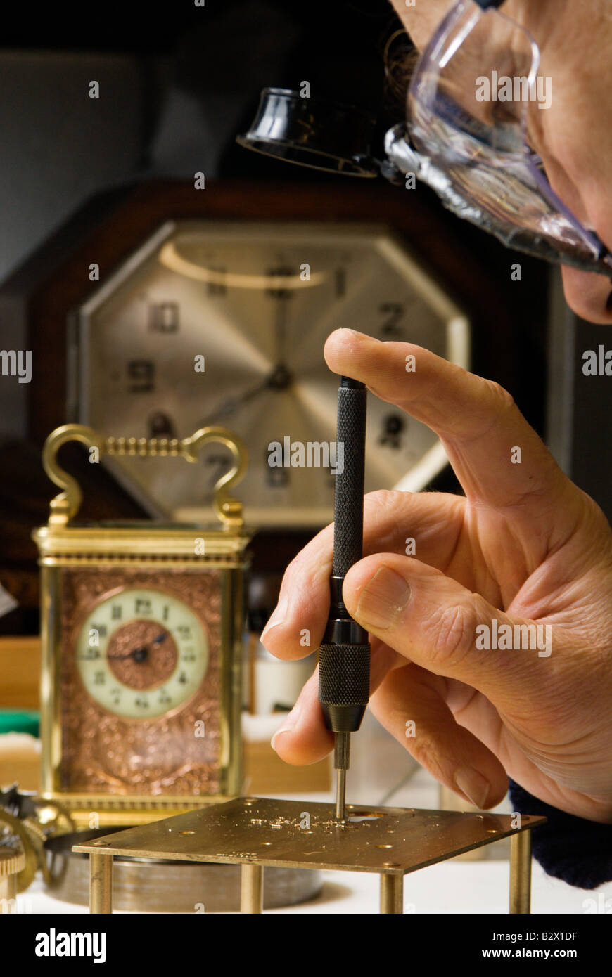 Réparations homme réveil Banque D'Images