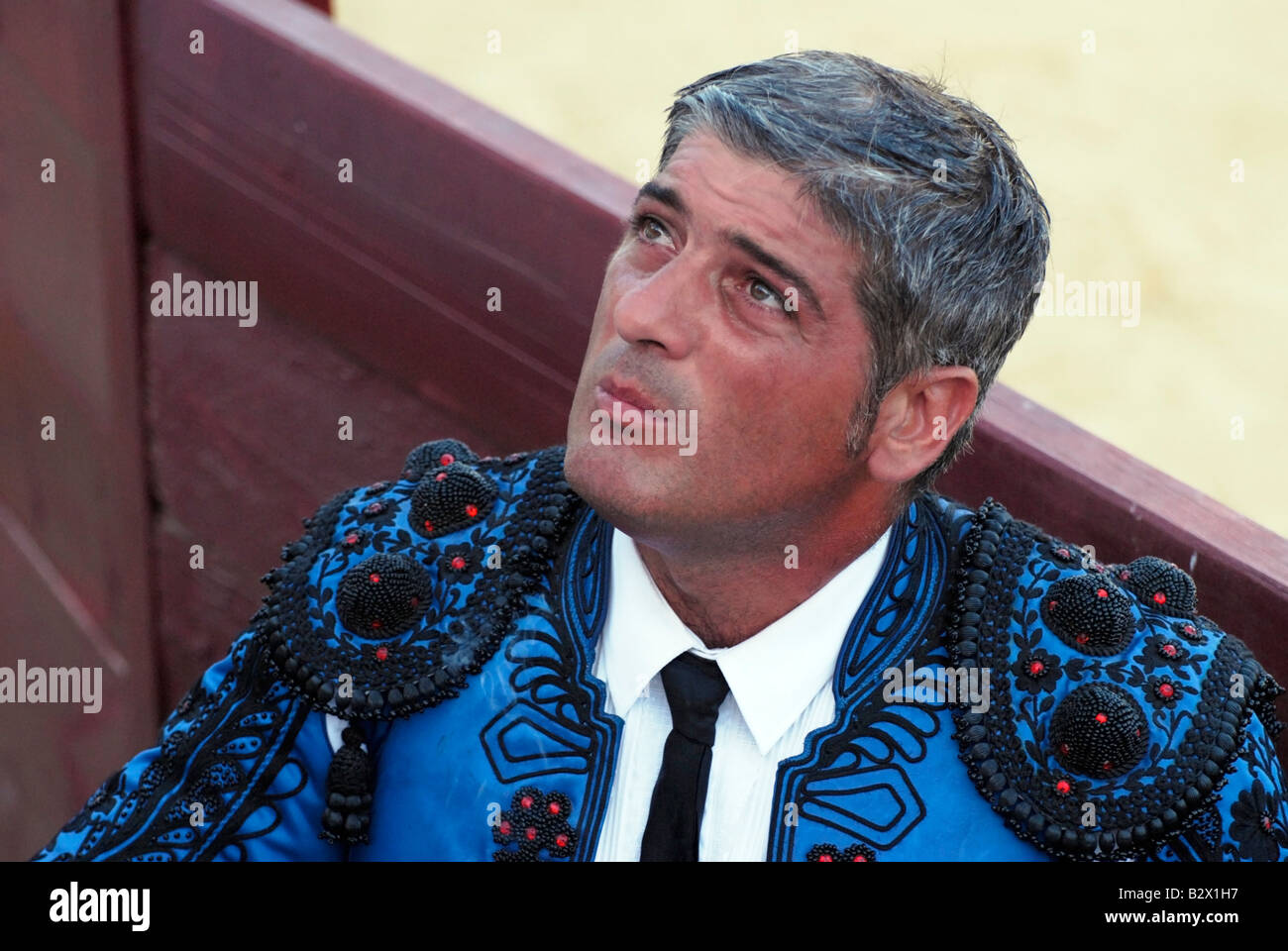 Un beau matador attend jusqu'à la foule regardant à Benalmadena, Espagne du Sud. Banque D'Images