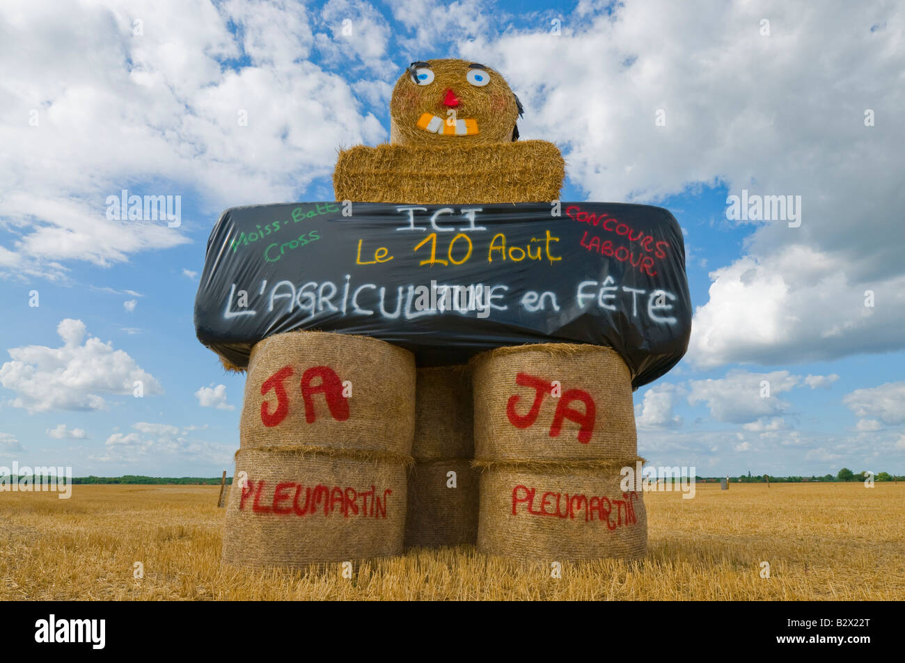 Grande effigie épouvantail utilisé pour la fête de l'agriculture - Pleumartin, Vienne, France. Banque D'Images