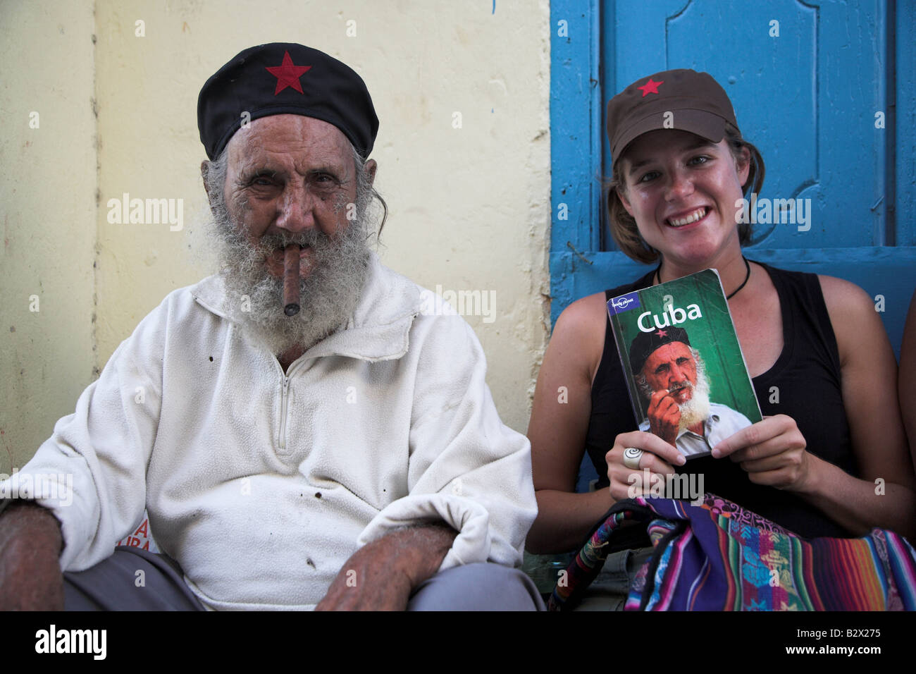 L'homme qui est apparu sur le capot avant d'un Lonely Planet Cuba pose pour une photo avec un touriste à La Havane à Cuba. Banque D'Images