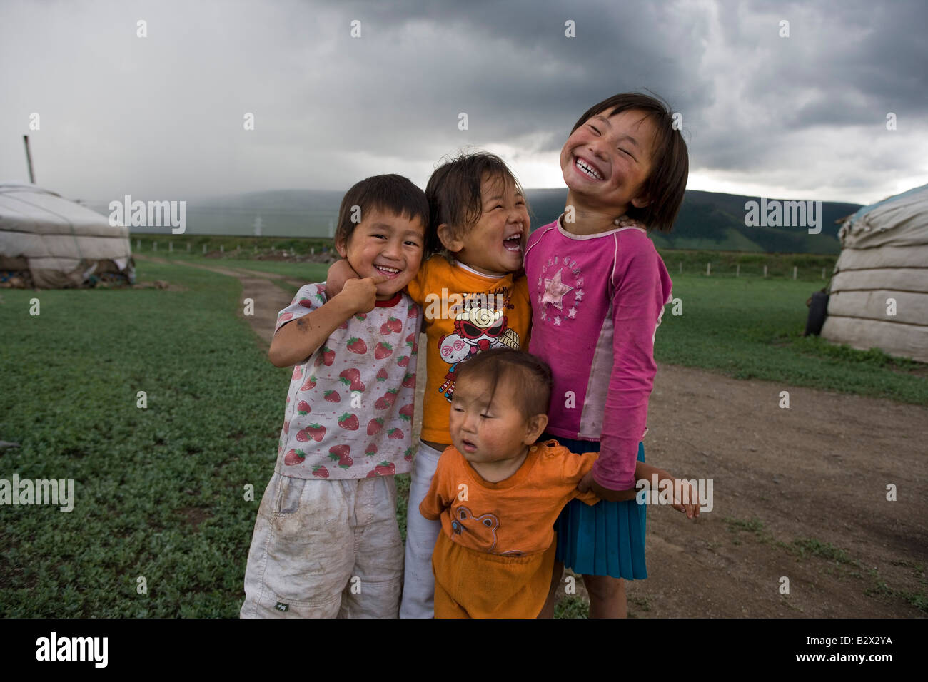 Portrait of laughing, souriant enfants mongols sur la périphérie de pauvres ulaanbaatar Banque D'Images
