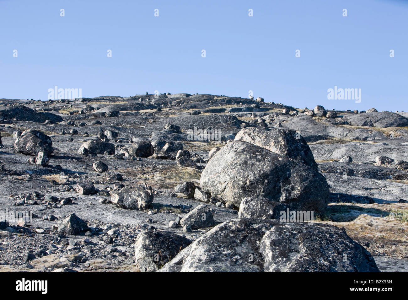 Rocksl eft sur le soubassement de la nappe de glace se retira au Groenland près du glacier Eqip Sermia Banque D'Images