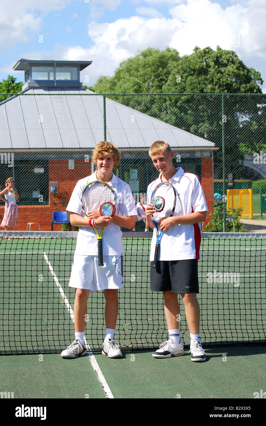 Adolescents gagnant le tournoi junior Richmond, Richmond, Richmond upon Thames, Grand Londres, Angleterre, Royaume-Uni Banque D'Images