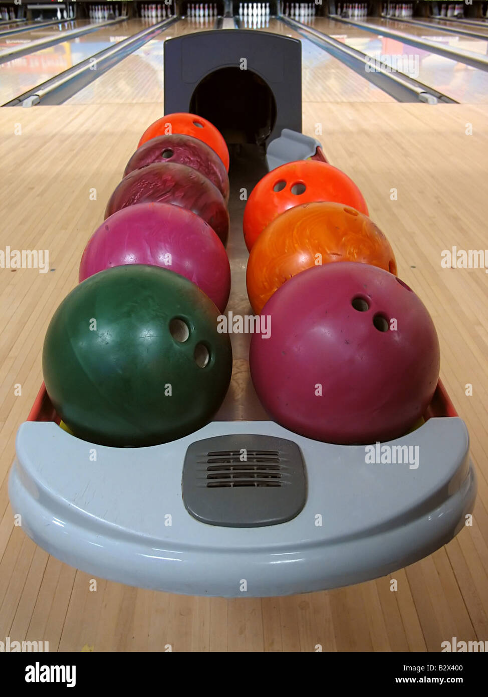 Une variété de boules colorées assis dans le ballon revenir à la salle de quilles Banque D'Images