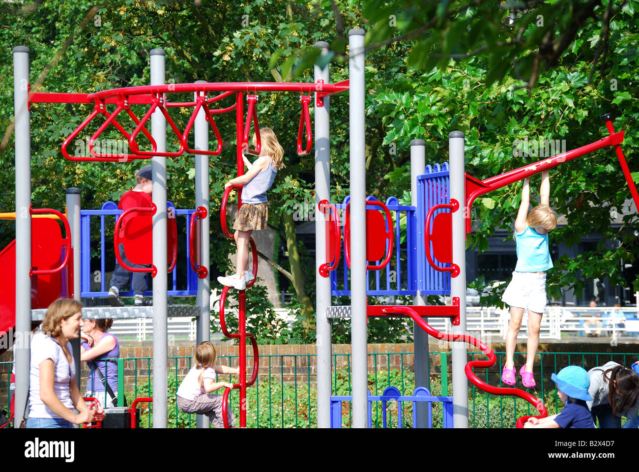 Aire de jeux pour enfants, Cambridge Gardens, Richmond, Richmond upon Thames, Grand Londres, Angleterre, Royaume-Uni Banque D'Images