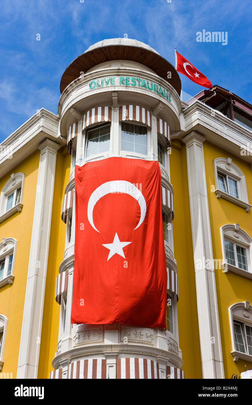 Le drapeau national turc suspendu à un bâtiment jaune à Sultanahmet, Istanbul Turquie Banque D'Images