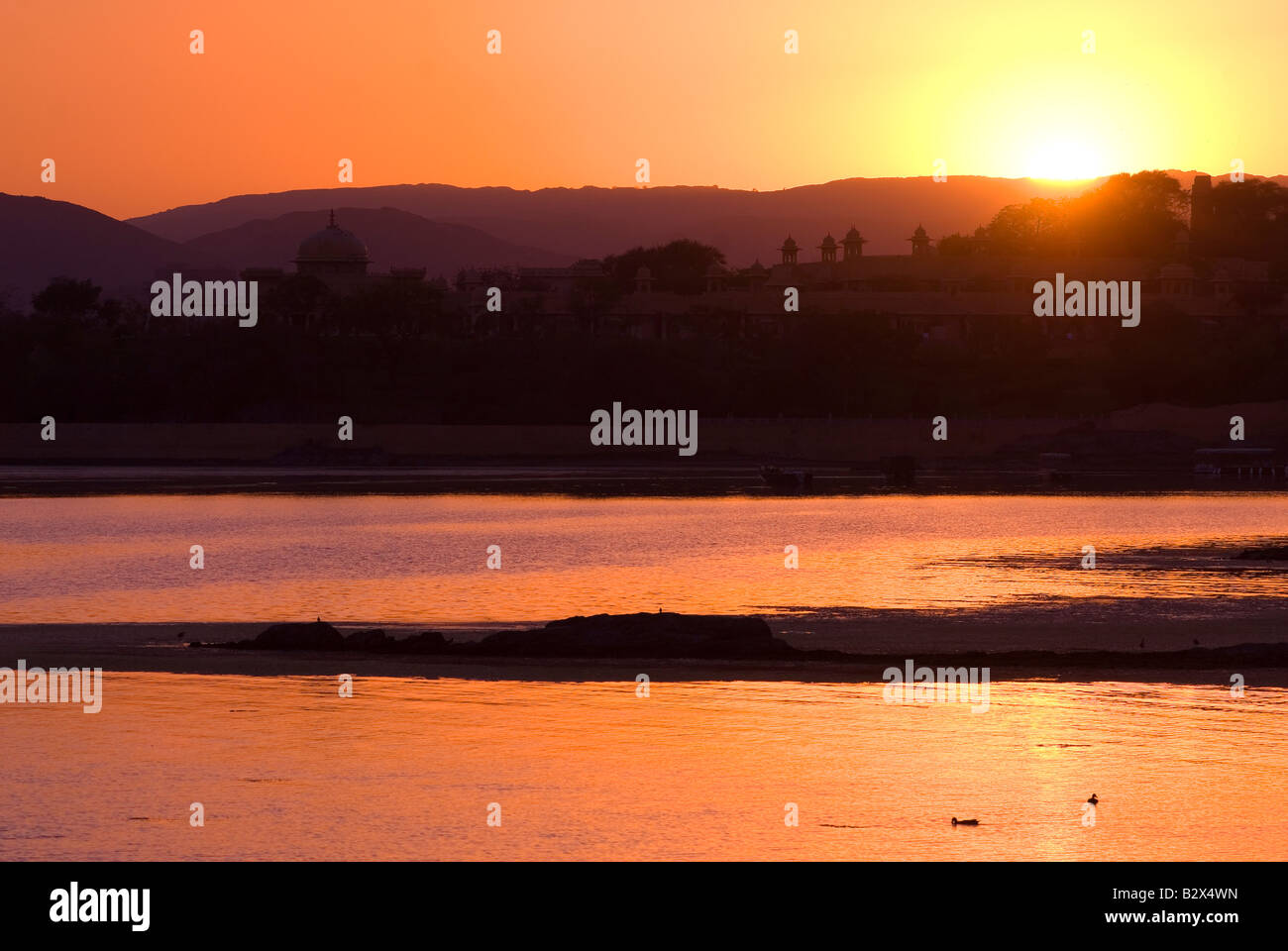 Coucher de soleil sur le lac Pichola, Udaipur, Rajasthan, Inde, sous-continent indien, en Asie Banque D'Images