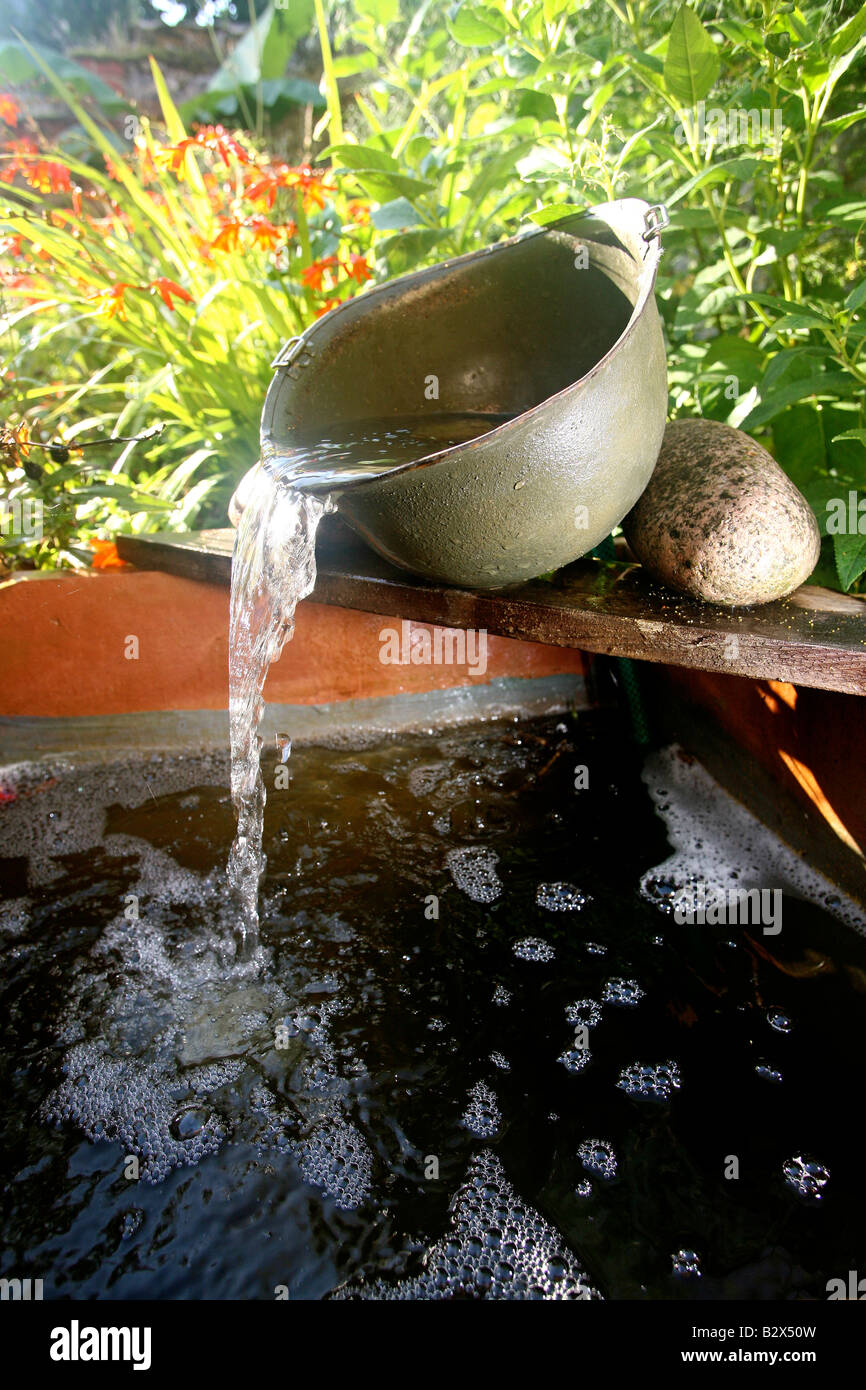 US D-Day1944 casque de guerre d'être utilisé comme un élément d'eau jardin fontaine en Normandie France Banque D'Images