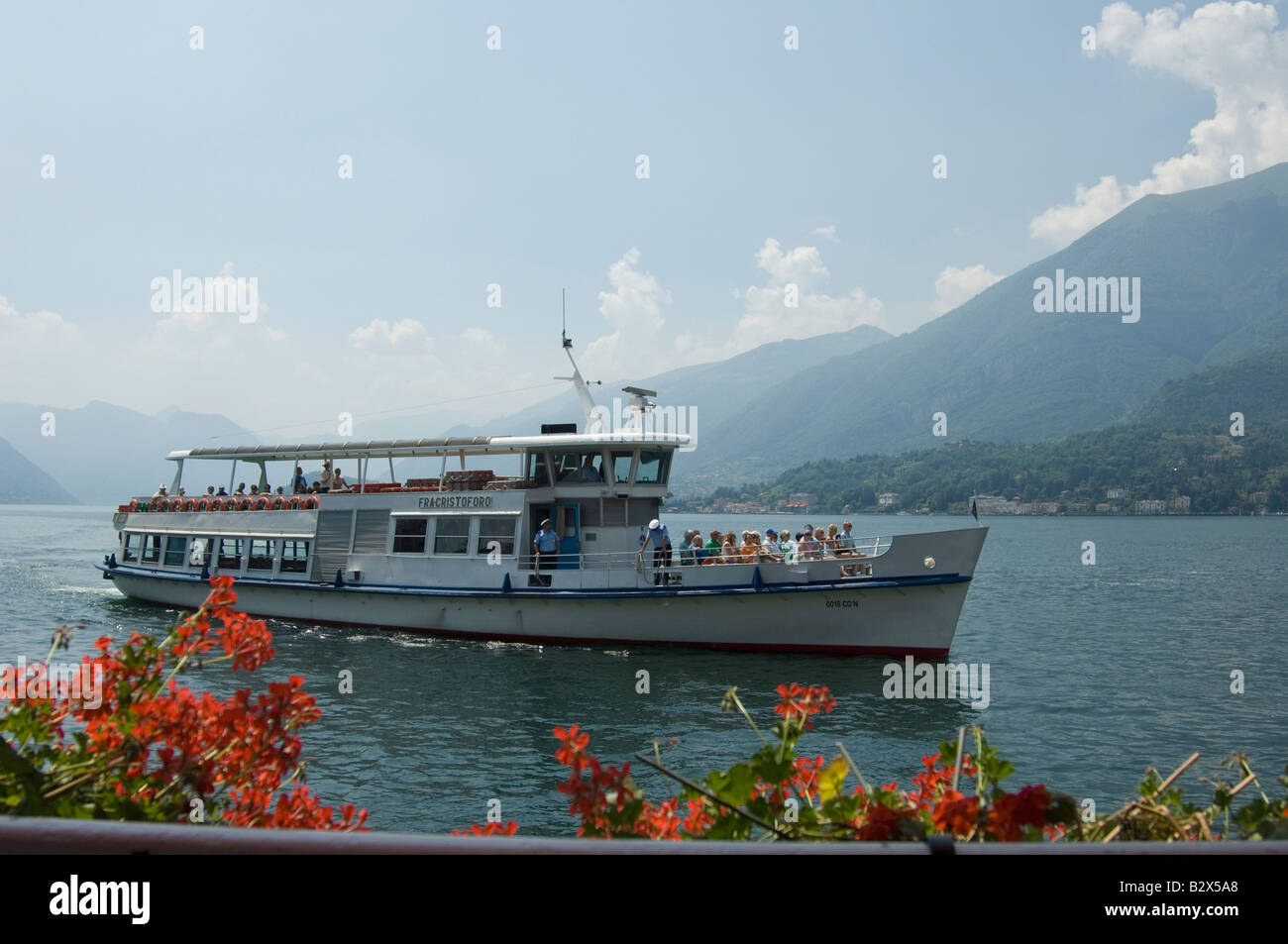 Traversier sur le lac de Côme arrivant à Bellagio Banque D'Images Traversier sur le lac de Côme arrivant à Bellagio Banque D'Images