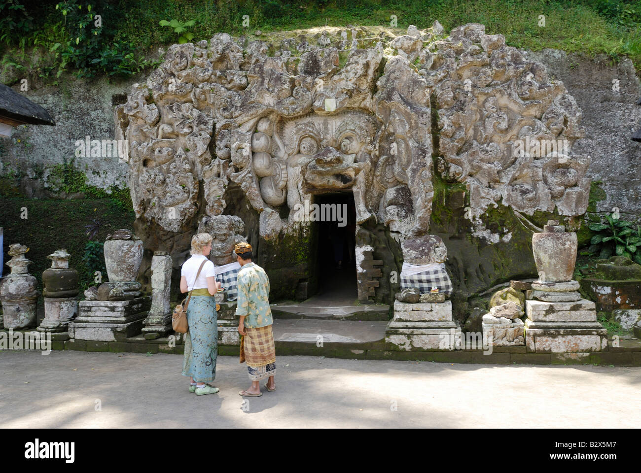 ELEPHANT CAVE, Goa Gajah, touristes en face, Bali, Indonésie, Asie Banque D'Images