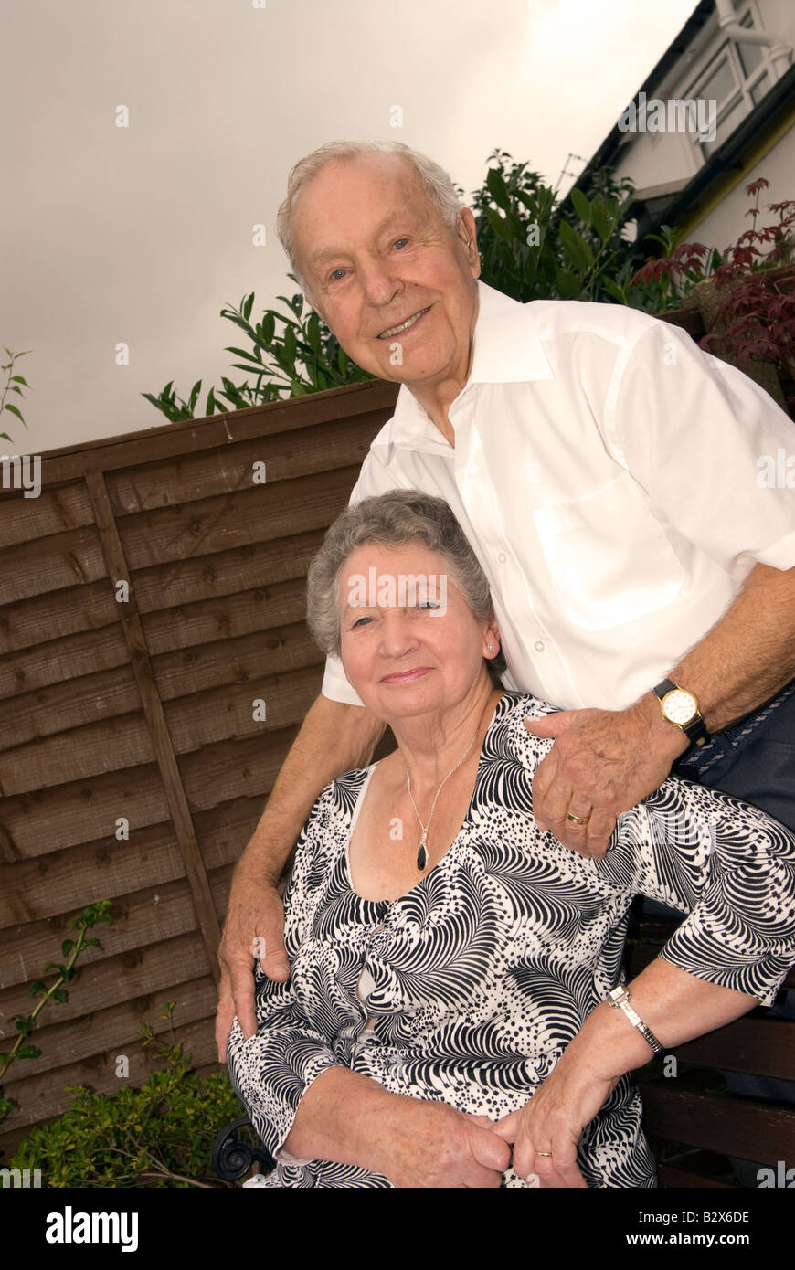 Vieux couple femme âgée de 78 mari âgé de 86 ans à l'occasion de leurs noces de diamant Feltham, Middlesex, Royaume-Uni Banque D'Images