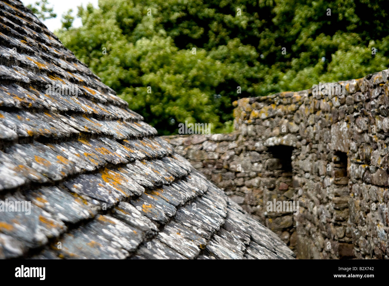 Toit en pierre à Pirou château médiéval, Normandie, France Banque D'Images