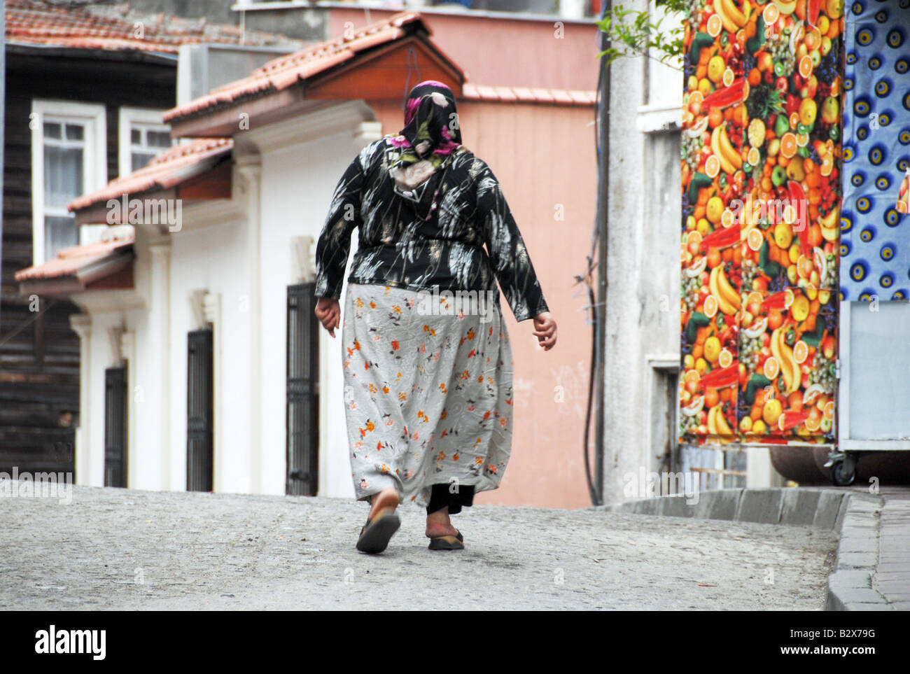 Une grande femme marchant dans une rue de la Turquie, elle porte pantalon  traditionnel Photo Stock - Alamy