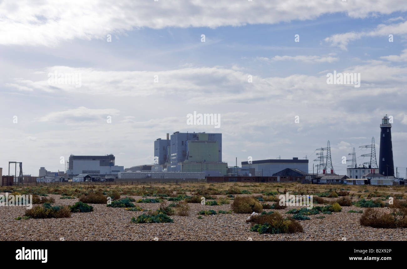 La centrale nucléaire de Dungeness dans le Kent qui est situé à côté de Dungeness nouveau phare Banque D'Images
