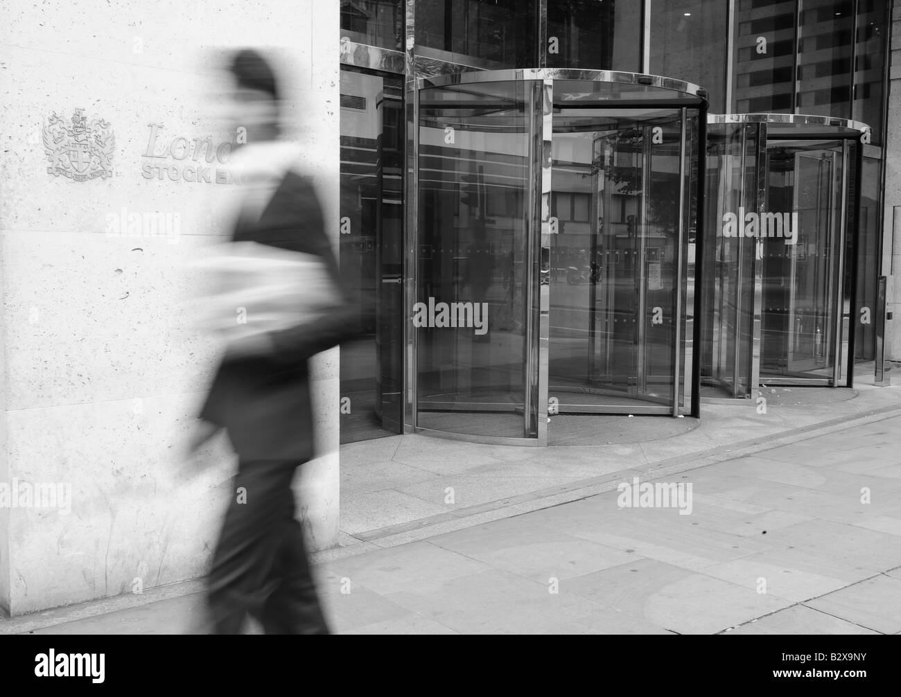 L'homme d'affaires passe devant le London Stock Exchange Banque D'Images
