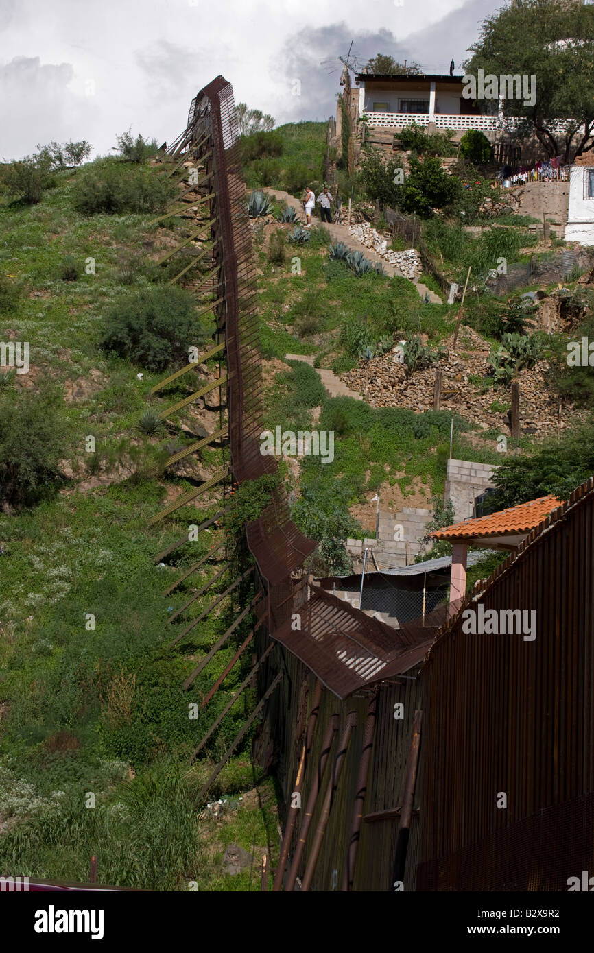 Frontière entre Nogales Sonora au Mexique (à droite) et l'Arizona Nogales (à gauche) - USA Banque D'Images