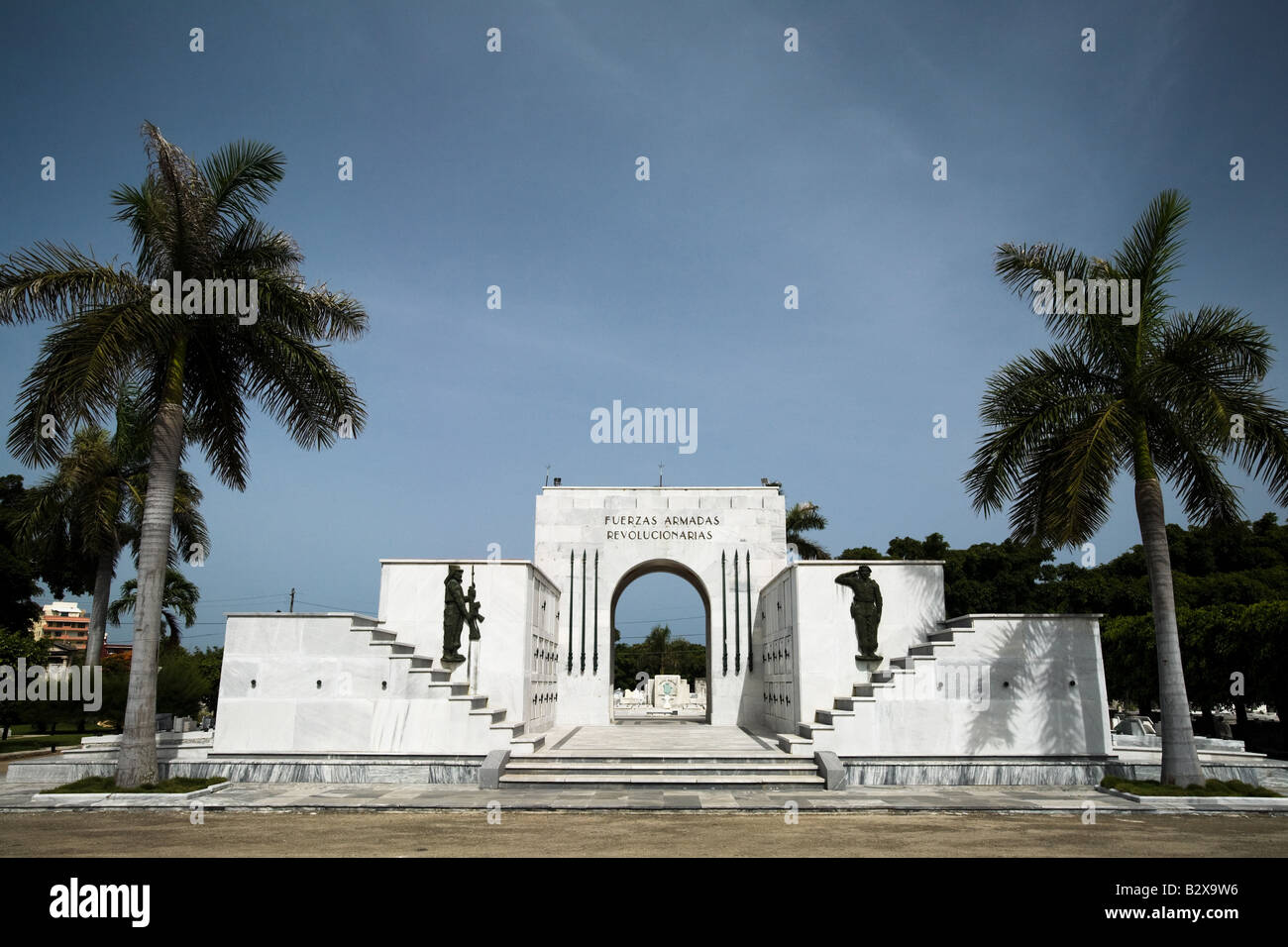 Maintenant le monument reste des membres des forces armées révolutionnaires à la Nécropole Cristobal Colon cemetery à La Havane Banque D'Images