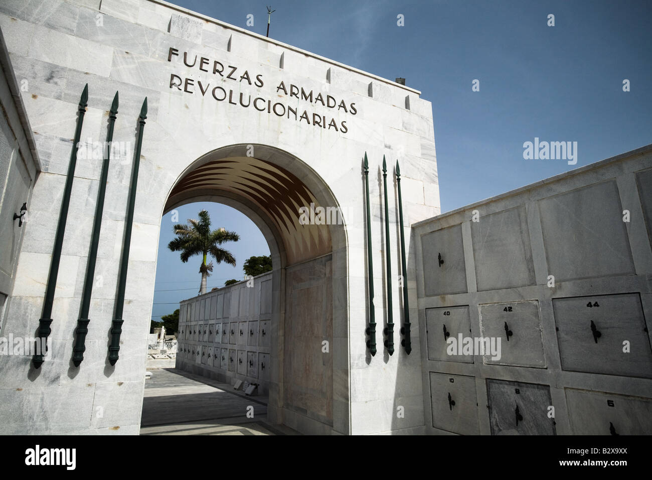 Maintenant le monument reste des membres des forces armées révolutionnaires à la Nécropole Cristobal Colon cemetery à La Havane Banque D'Images