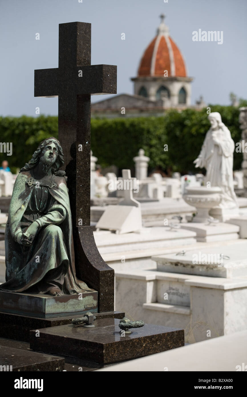 Pierres tombales au cimetière nécropole Cristobal Colon à La Havane, Cuba Banque D'Images