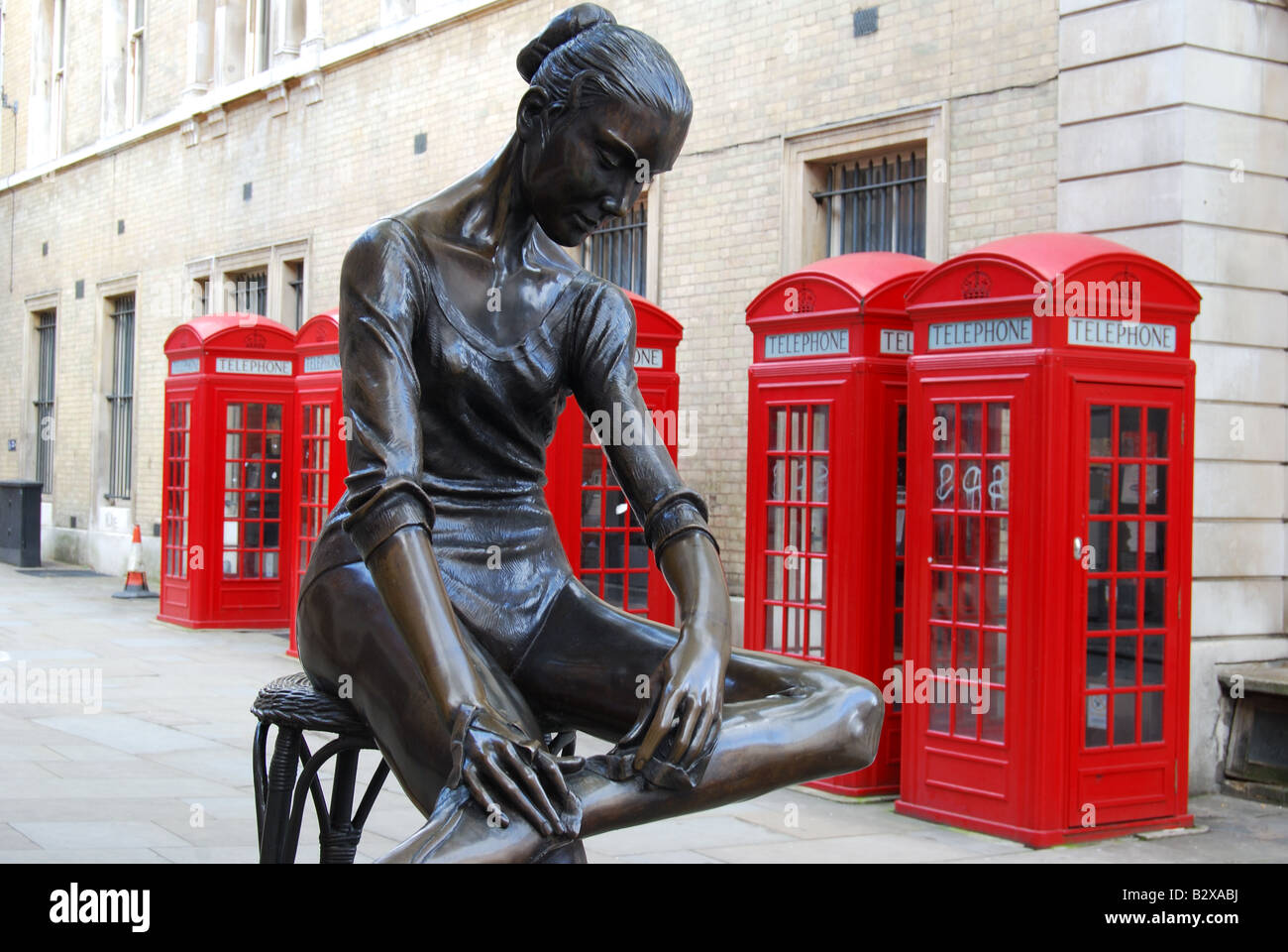 Sculpture jeune danseur par Plazzotta, vaste cour, Covent Garden, Londres, Angleterre, Royaume-Uni Banque D'Images