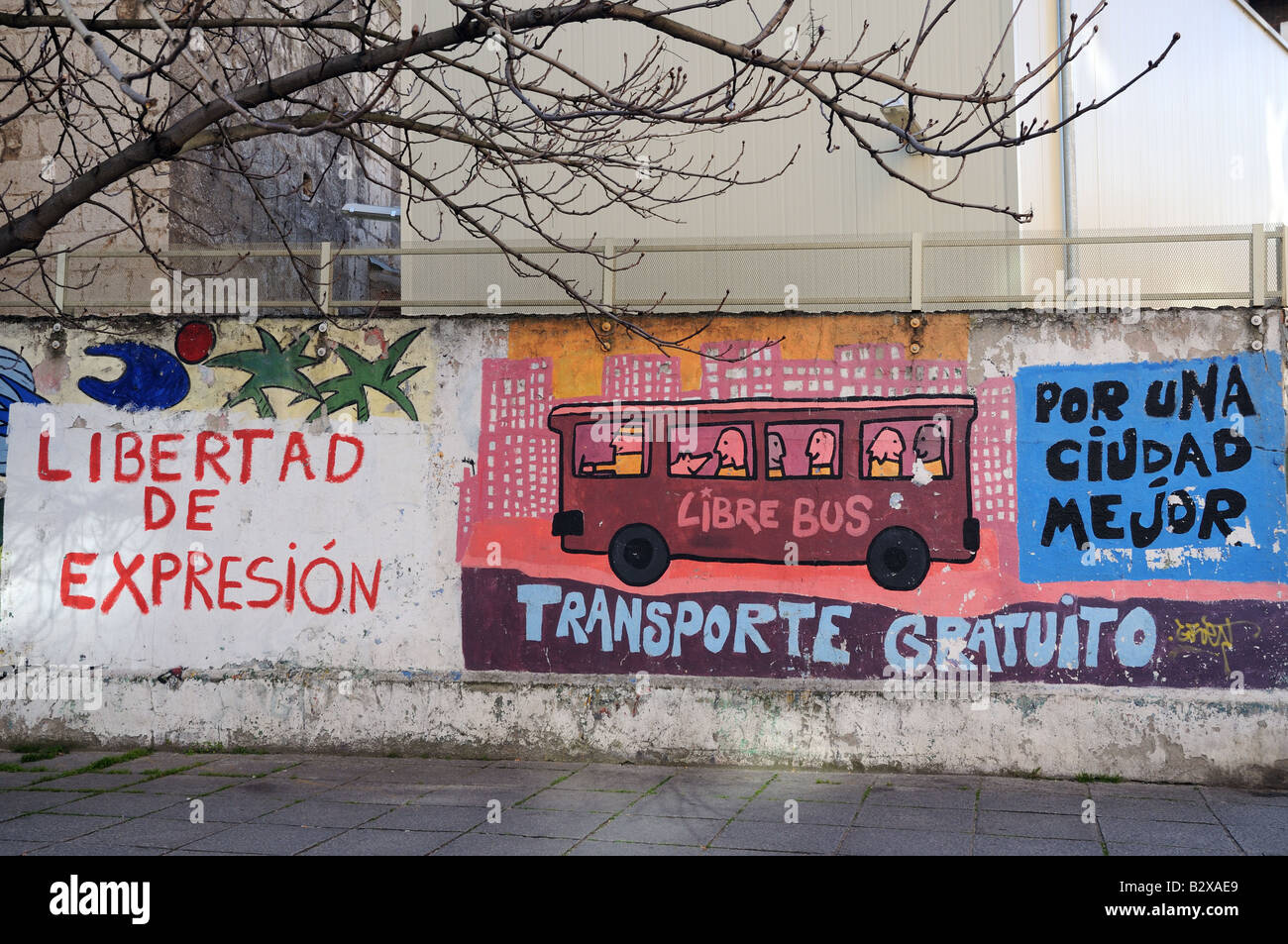 Les graffitis appelant à des bus gratuits transports et une meilleure ville à Valladolid Espagne Banque D'Images