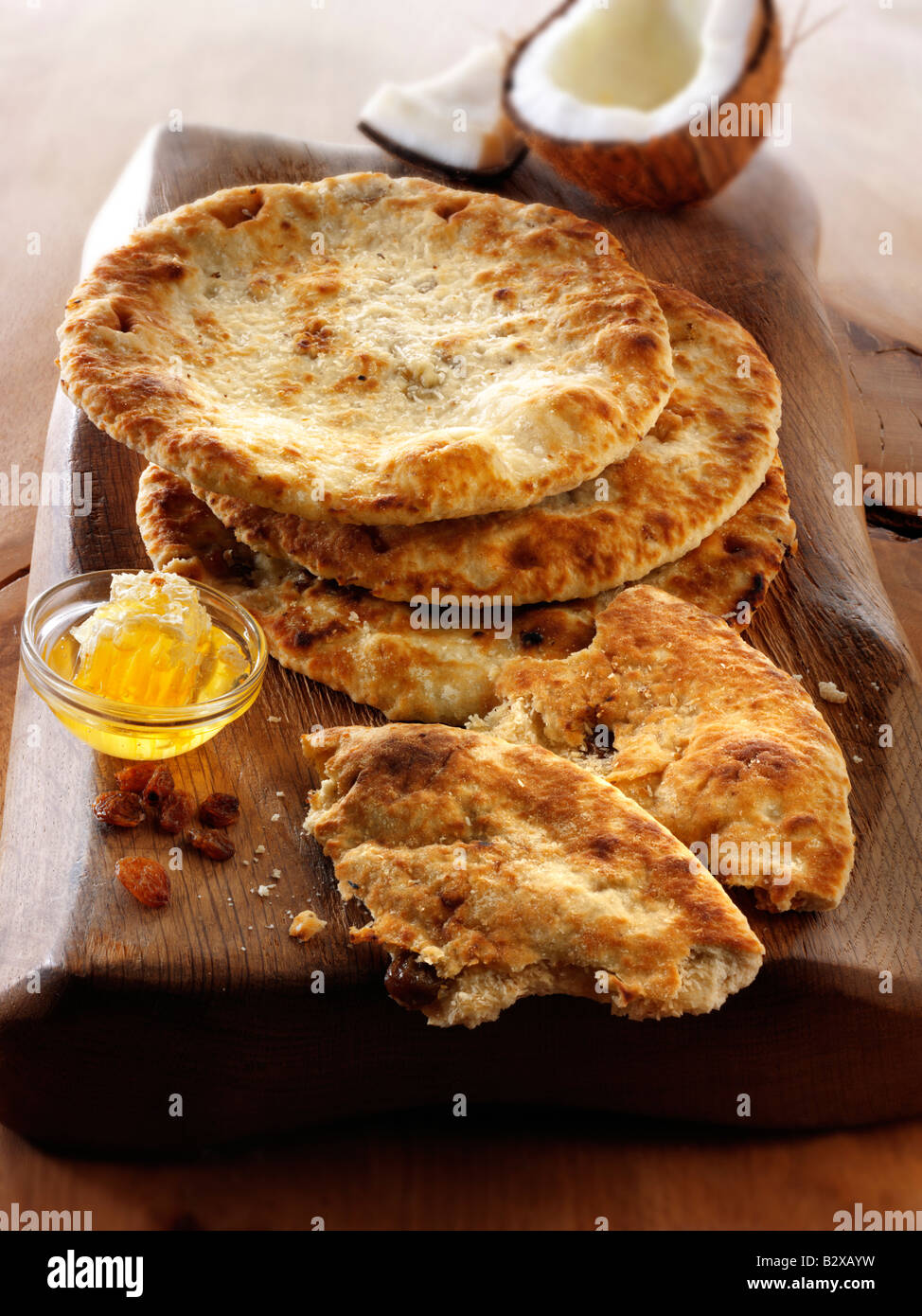 Peshwari Naan. Les sultanines de noix de coco et le pain au miel sont servis prêts à manger - cuisine indienne - top shot, d'en haut Banque D'Images