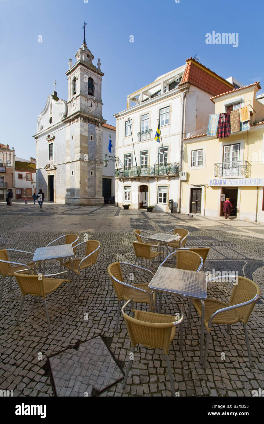 Seixal City-Hall square, avec le City-Hall au centre et l'église baroque de Seixal sur la gauche. Le district de Setubal, Portugal. Banque D'Images