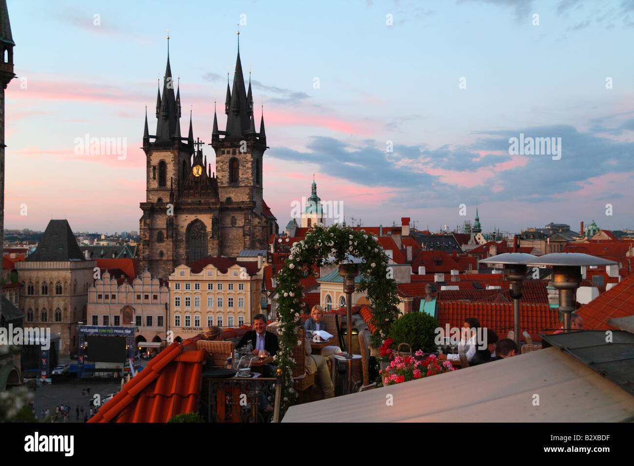 Une vue du coucher de l'église de Notre-Dame de Tyn et la place de la vieille ville de Prague à partir de la terrasse de toit ouvert Banque D'Images