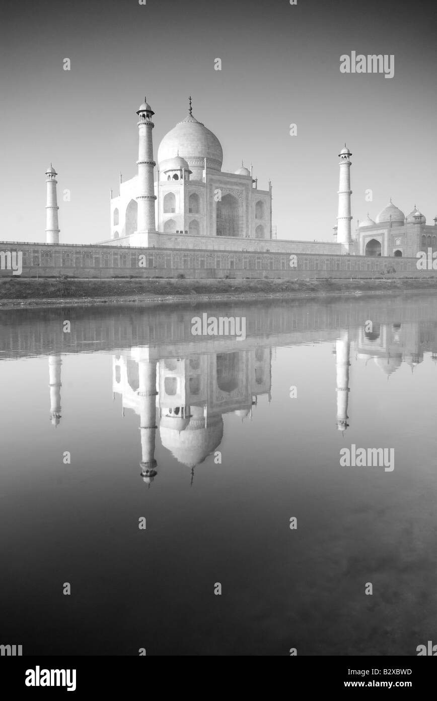 Taj Mahal et à l'aube de la rivière Yamuna, Agra, Uttar Pradesh, Inde, sous-continent indien, en Asie Banque D'Images
